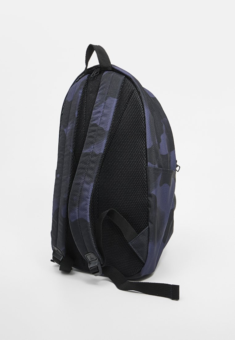 Rückansicht eines dunkelblauen und schwarzen Rucksack mit Camouflage-Muster, gepolsterten Schultergurten und Netzrückenpaneel auf einem weißen Hintergrund.