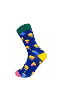 Chaussette bleue avec manchette verte, bout rose, talon jaune, décorée de motifs de burgers, frites et gobelets de soda.