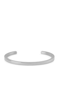 Sølv armbånd med en glatt, polert overflate. Det har et rent, minimalistisk design og åpne ender for enkel bruk.