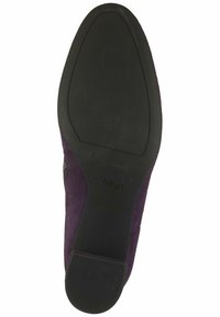 Zapato de ante púrpura con un upper suave y ligeramente texturizado y una suela de goma negra. Presenta un tacón bajo y un diseño de puntera redonda.