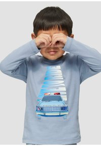 Hellblaue Langarmshirt mit einem Grafik eines blauen Polizeiautos mit roten und blauen Lichtern, Text "LIFTOFF RIDE" in fetter Schrift.