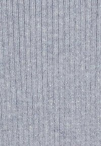 Jasnoszara prążkowana tkanina o miękkiej fakturze, z delikatnym połyskiem i pionowymi liniami tworzącymi spójny wzór na całej powierzchni.