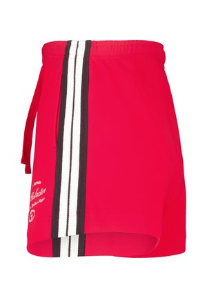 Shorts de sport rouges avec des rayures verticales noires et blanches sur le côté gauche et un texte blanc près de l'ourlet. Taille élastique avec cordon de serrage.