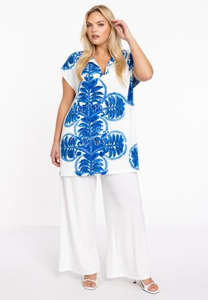 Witte tuniek met blauwe bladrasteringen, V-hals, korte mouwen, gecombineerd met witte wijde broek. Glad materiaal met een losse pasvorm.