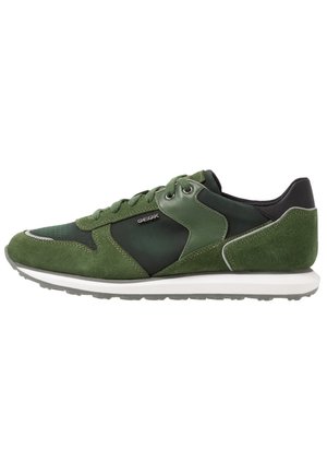 Groene en donkergroene herensneaker met suède en leren panelen, witte tussenzool, zwarte kraag en Geox-logo aan de zijkant.
