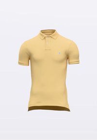 Sárga pamut galléros póló három gombos sliccel. Egy kis kék logó található a bal mellrészen.