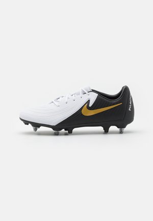 Chaussure de soccer blanche et noire avec une surface texturée, logo swoosh doré et crampons moulés pour une traction optimale. Comprend un système de laçage et un col rembourré.