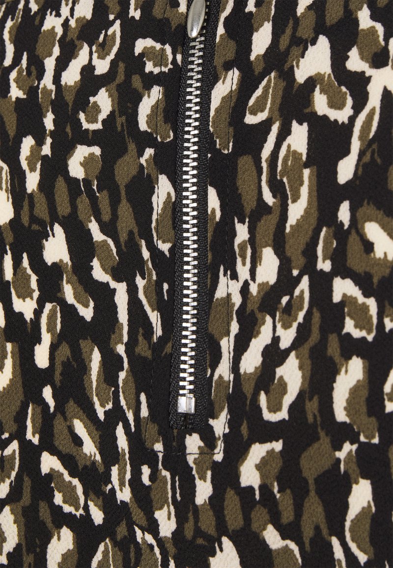 ONLY ONLVIC AOP  - T-shirt estampada - black/raza