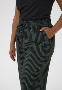 Kaffe Curve Pantalon classique - black   chalk pinstripe