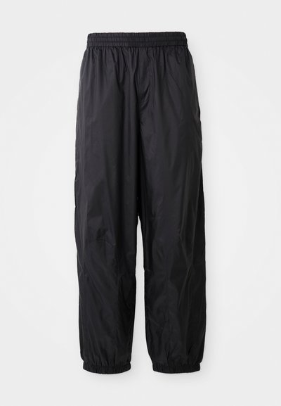 Zwarte windbreaker broek gemaakt van lichtgewicht, glad nylon. Voorzien van een elastische tailleband en boorden, met zijzakken en een losse pasvorm.