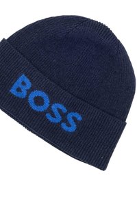 Berretto lavorato a maglia di colore blu navy scuro con un logo "BOSS" blu ben visibile. Il tessuto è a coste, conferendo un aspetto texture.