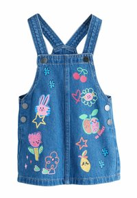 Salopette in denim blu con bretelle regolabili, decorata con grafiche colorate e giocose come frutta, fiori e un coniglio sulla parte frontale.