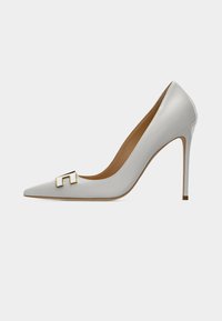 Weißer Stiletto-Absatz aus Leder mit spitz zulaufender Spitze, versehen mit einem goldenen rechteckigen Akzent auf dem Vorderblatt und einem schmalen Absatz. Glatte Textur.