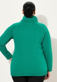 Ulla Popken MIT STEHKRAGEN RAGLANFORM LANGE ÄRMEL  - Felpa - classic emerald green