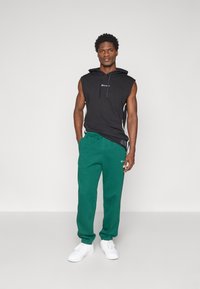 Champion SLEEVELESS HOODIE - Apdrukāts T-krekls - black