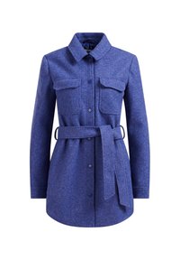 Modrá košile-jacket z vlněné směsi s límcem, dvěma náprsními kapsami a páskem v oblasti pasu. Má zapínání na knoflíky a dlouhé rukávy.