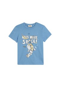 Camiseta de algodón de color azul claro con una ilustración impresa de un astronauta y el texto "¡NECESITO MÁS ESPACIO!" en una fuente audaz y divertida.