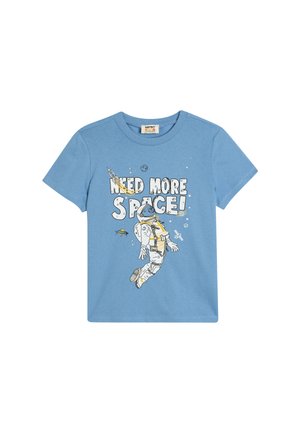 Helles blaues Baumwoll-T-Shirt mit einer bedruckten Illustration eines Astronauten und dem Text "BRAUCHE MEHR PLATZ!" in fett, verspielter Schrift.