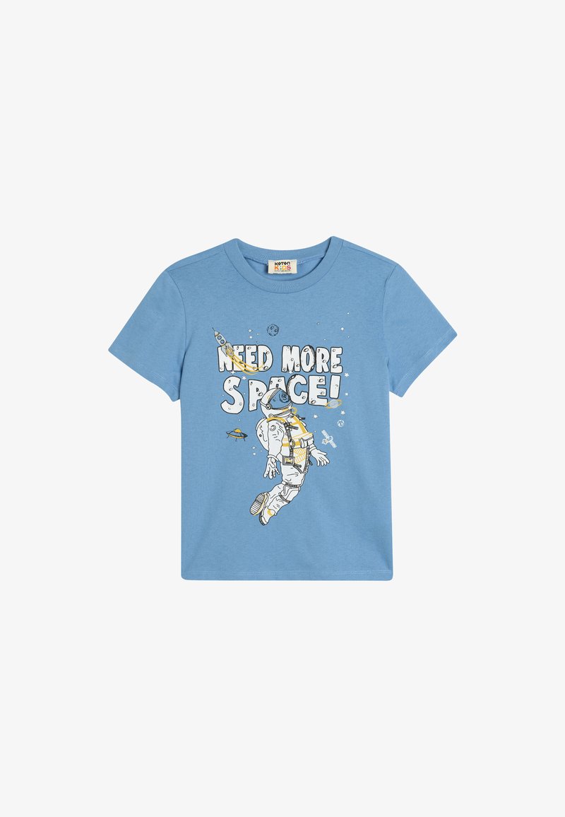 Camiseta de algodón de color azul claro con una ilustración impresa de un astronauta y el texto "¡NECESITO MÁS ESPACIO!" en una fuente audaz y divertida.
