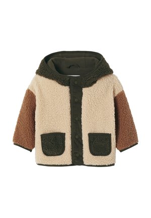 Fleece-Jacke mit beigem Körper, braunen und dunkelgrünen Akzenten, Kapuze, zwei Fronttaschen und Druckknöpfen. Weicher Stoff und lässiges Design.