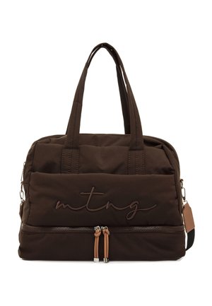 Bolso tote rectangular de color marrón oscuro con doble asa, bolsillo frontal con cremallera y logotipo bordado "mtng" en el panel frontal.