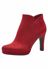 Stivaletti alla caviglia in suede rosso con punta a punta e tacco a stiletto nero alto. Il design presenta un'apertura sagomata e affusolata nella parte superiore.