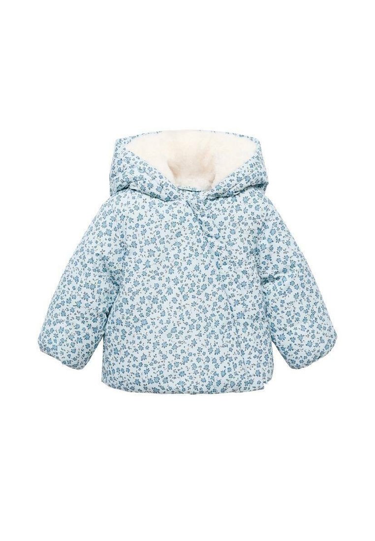 Svetlo modra prešita puhovka z belim cvetličnim vzorcem, kapuco in mehkim belim podloženjem. Ima dolge rokave in zadrgo spredaj.