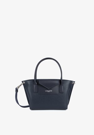 Sac à main en cuir bleu marine avec un design structuré, des poignées supérieures, une bandoulière amovible et une poche frontale à rabat avec un détail de logo.
