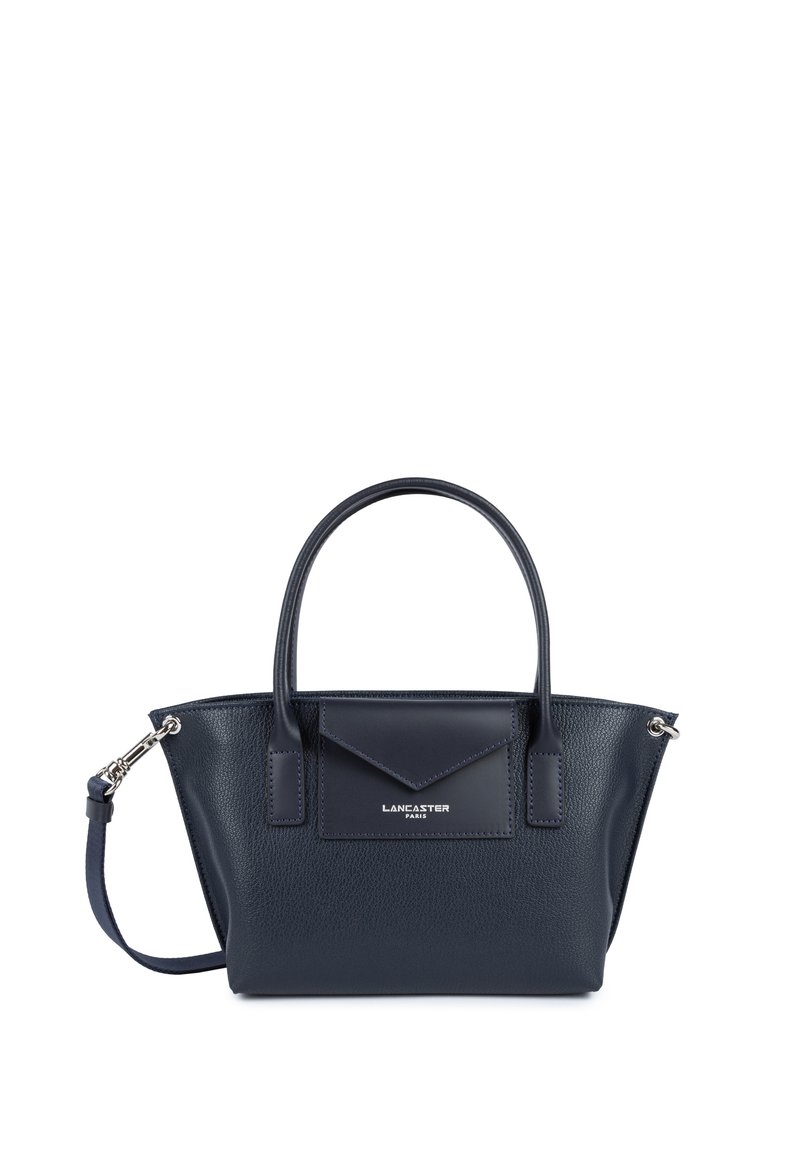 Sac à main en cuir bleu marine avec un design structuré, des poignées supérieures, une bandoulière amovible et une poche frontale à rabat avec un détail de logo.