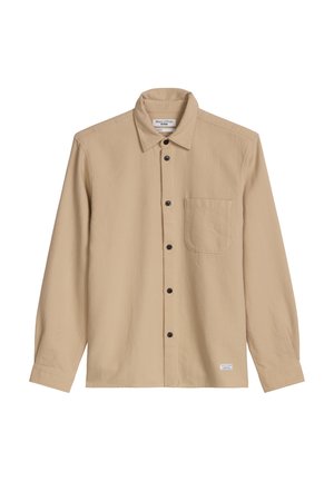 Beige overhemd met lange mouwen, een kraag, een borstzak aan de linkerkant en zwarte knopen aan de voorkant.