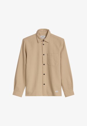 Beiges langärmeliges Hemd mit Knöpfen, einem Kragen, einer Brusttasche auf der linken Seite und schwarzen Knöpfen vorne.