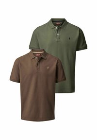Două tricouri polo sunt expuse: unul verde măsliniu și unul maro închis, fiecare având o plachetă cu nasturi și un mic logo pe piept.
