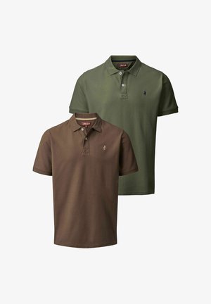 Kaks polo-särki on eksponeeritud: üks oliivroheline ja üks tumepruun, kummalgi on nööbiga plastron ja väike logo rinnal.