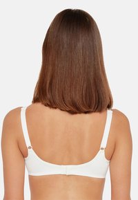 Weißer BH mit verstellbaren Trägern, Hakenverschluss und glatter Textur. Verfügt über kleine zirkularen Beschläge an den Trägern.