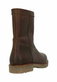 Bruine leren enkelboot met een gladde textuur, ronde neus, stevige rubberen zool en minimale stikdetails bij de naad.