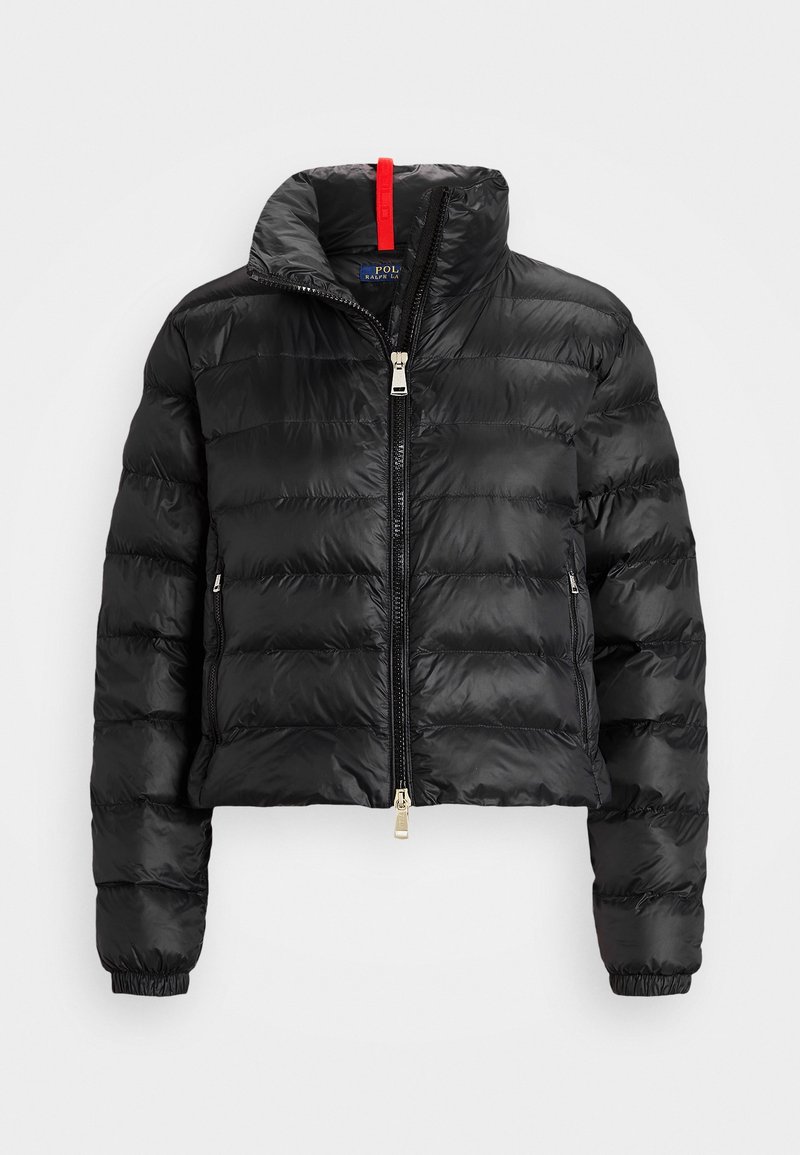 Černá prošívaná puffer bunda s krátkým střihem, má zipový přední díl, vysoký límec a červený akcent na táhle zipu.