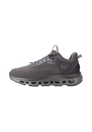 Grauer atmungsaktiver Strick-Sneaker mit Schnürung, gepolsterter Sohle mit Luftlöchern, mit dem Markenlogo "Giesswein" an der Seite und Zuglaschen an Ferse und Zunge.