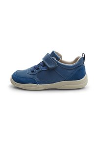 Blå lädersneakers med ett kardborreband och snörning, texturerad ovandel, kontrasterande beige sula och vadderad krage. Passar för avslappnad användning.