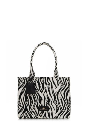 Borsa a spalla a righe zebrate in bianco e nero con due manici in tessuto, texture del tessuto, e un'etichetta nera con il logo del marchio sul davanti.