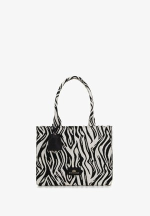 Bolsa de mano con estampado de cebra en blanco y negro, con dos asas de tela, textura de tela y una etiqueta negra con el logo de la marca en la parte frontal.