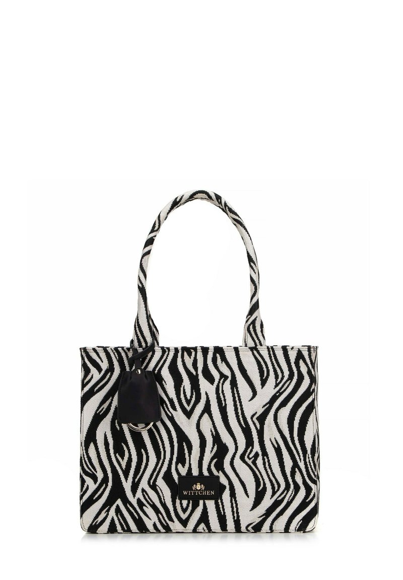 Zwart-witte tas met zebrapatroon, voorzien van twee stoffen handvatten, stoftextuur en een zwart label met het merlogo aan de voorkant.