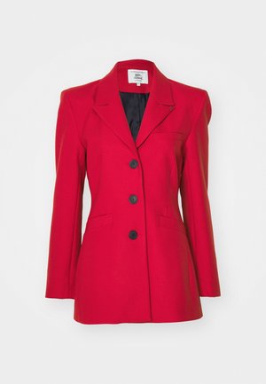 Rode op maat gemaakte blazer met een gestructureerd ontwerp, enkele knoopsluiting aan de voorkant, drie zwarte knopen, twee zijzakken en een zwarte voering.