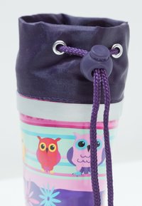 Sac à cordon violet avec des motifs de hibou; il comporte une bande argentée brillante et un cordon violet tressé pour la fermeture. Matériau lisse et durable.
