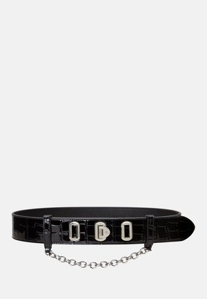 Ceinture en cuir verni noir avec texture crocodile, boucle rectangulaire argentée, trois passants argentés et détail chaîne argentée.