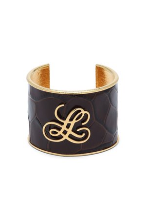 Large bracelet manchette en cuir marron avec doublure intérieure dorée et une lettre décorative en écriture dorée sur le devant.