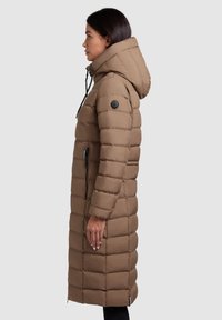 Lang pufferjack in stevig bruin materiaal, met een grote capuchon, verticale gestikte design, zijzakken en zwarte ritsen.