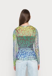 Langärmeliges, transparentes Oberteil mit einem Farbverlauf in grün, blau und lila Tönen. Hat einen runden Halsausschnitt und eine figurbetonte Form.