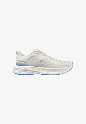 Weißer und blauer Mizuno Laufschuh mit atmungsaktivem Mesh-Obermaterial, gedämpfter Sohle mit der Bezeichnung Mizuno Enerzy und Markenlogo an der Seite.
