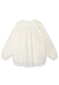 Blusa bianca a maniche lunghe con scollatura rotonda, dettaglio arricciato sul retro e polsini abbottonati. Tessuto morbido e leggero con una texture liscia.