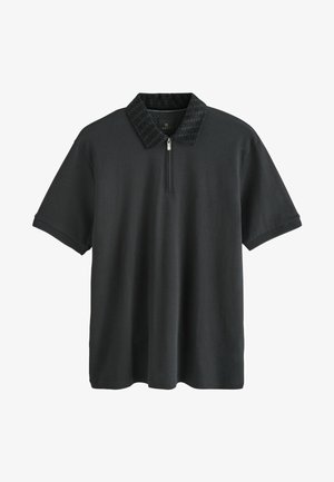 Polo noir avec un col noir texturé, des manches courtes, un col zippé et une coupe décontractée. Fabriqué en tissu doux avec une texture lisse.